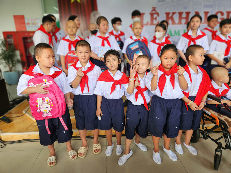 "Tôi thường ra những bài tập vừa sức để các em dễ dàng đạt điểm 10. Nhìn các em vui mừng khi nhận được thành quả, đó là niềm hạnh phúc lớn lao”, cô Phấn chia sẻ. e9d3bf808dac06f25fbd.jpg