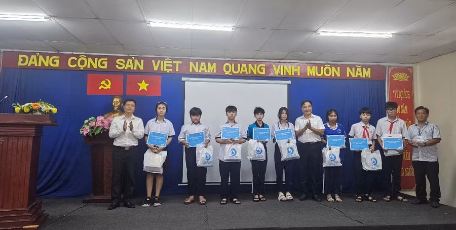 Lễ trao học bổng “EVNHCMC cùng các em đến trường” năm 2025.