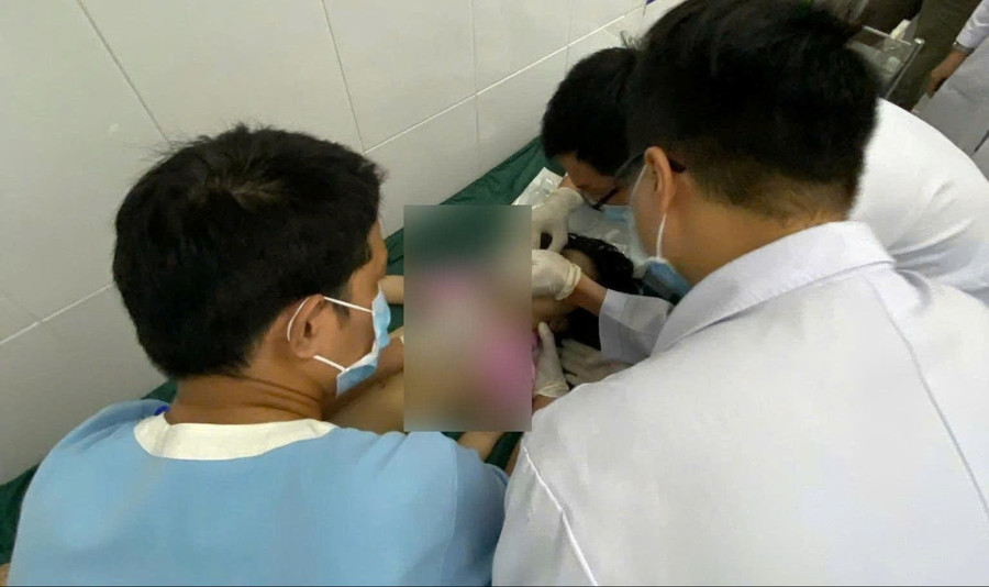 Mặc dù được hồi sức tim phổi tích cực nhưng bé gái không qua khỏi. 