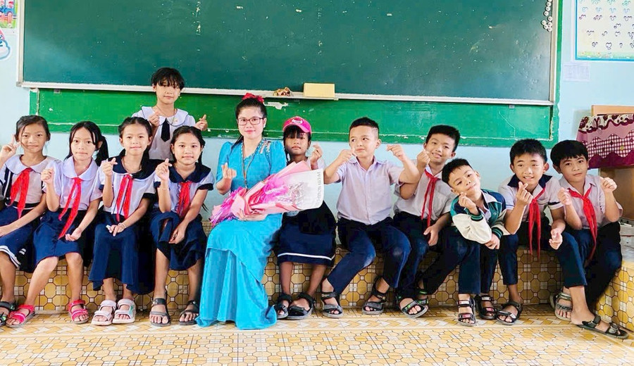 Cô Thanh Thị Thùy Hương cùng học sinh lớp 4B - Trường Tiểu học Phan Thanh 1. Ảnh: NVCC