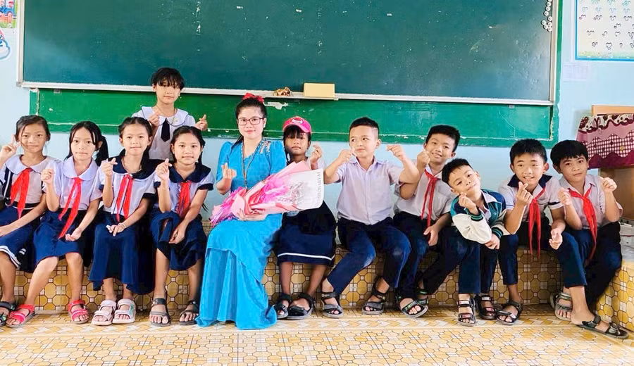 Cô Thanh Thị Thùy Hương cùng học sinh lớp 4B - Trường Tiểu học Phan Thanh 1. Ảnh: NVCC