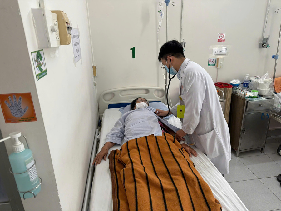 Bác sĩ thăm khám cho bệnh nhân mắc bệnh giun lươn.