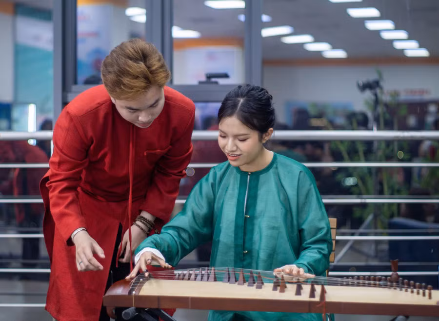 Các bạn sinh viên trải nghiệm nhạc cụ dân tộc