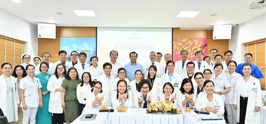 Chủ tịch UBND TPHCM Nguyễn Văn Được khen thưởng ekip thực hiện. (Ảnh: Việt Dũng)