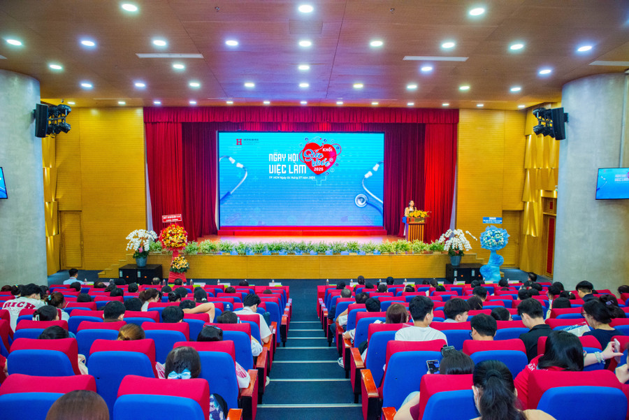 Ngày hội việc làm Khối ngành Sức khỏe diễn ra tại Hội trường Beethoven HIU. pic-01.jpg