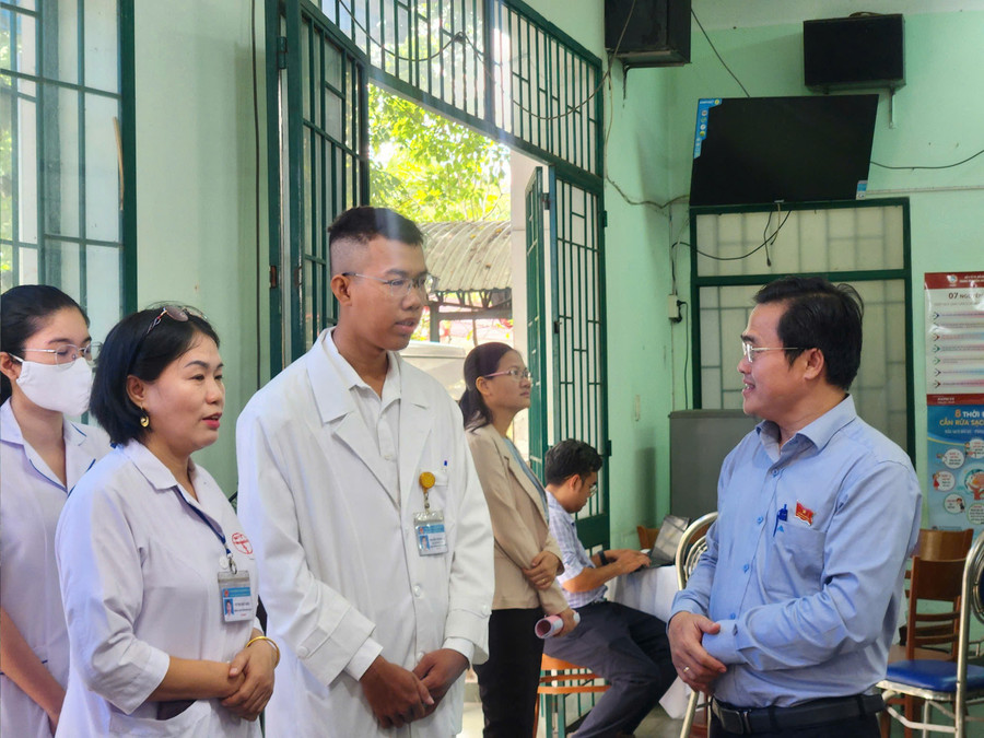 Đoàn khảo sát làm việc tại Trạm Y tế phường Bình Tân. z7042258289796-7232bd4efccc3884a2d81cdcc8cf4ea6.jpg