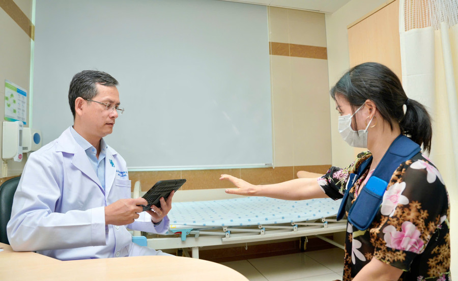 TS.BS Trần Ngọc Tài thăm khám cho bệnh nhân. hien-tai-khoa-than-kinh-dang-xay-dung-moi-truong-dao-tao-va-nghien-cuu-chuyen-sau-huong-toi-muc-tieu-tro-thanh-trung-tam-xuat-sac-trong-linh-vuc-than-kinh-hoc.jpg