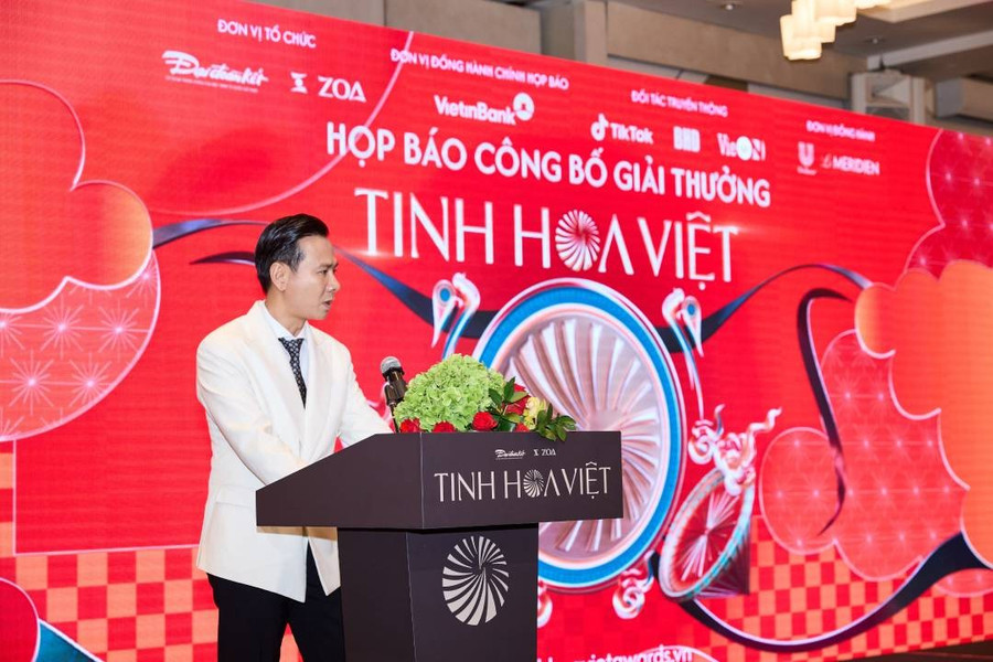 Nhà sản xuất Nguyễn Phan Giang chia sẻ tại buổi họp báo. kam-7930-1.jpg