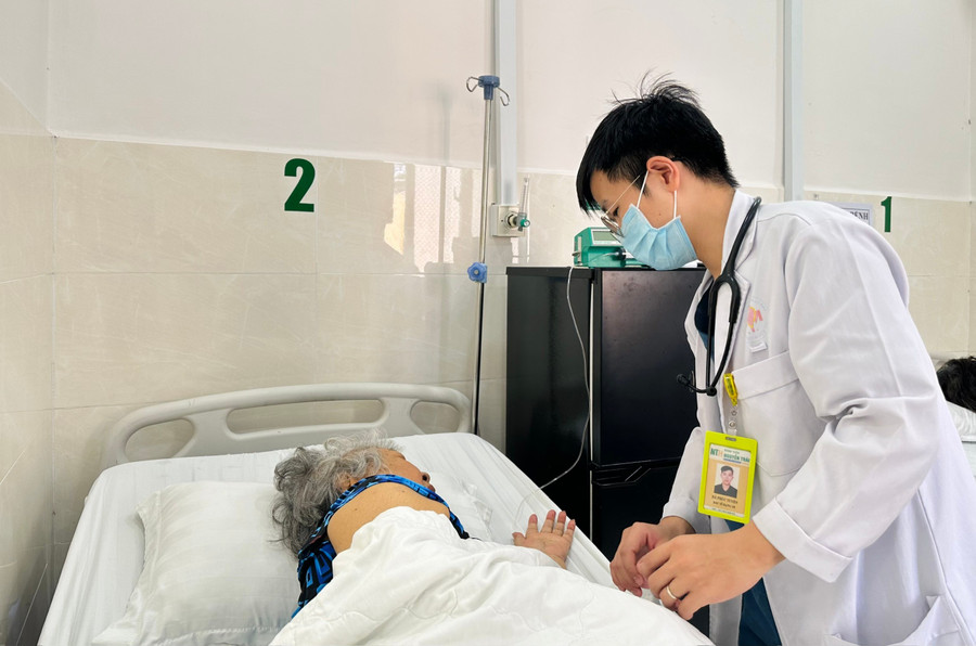 Bác sĩ đang thăm khám cho bệnh nhân trước khi xuất viện. (Ảnh minh họa: BVCC)