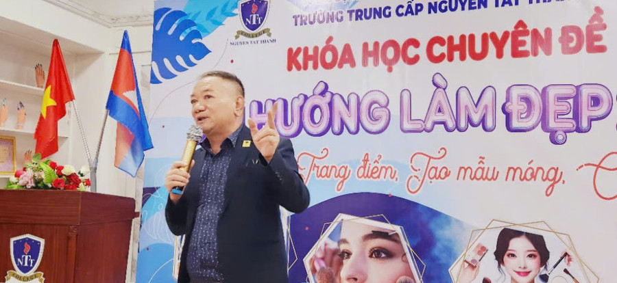 Năm 2000, thầy Hoàng Quốc Long chính thức gắn bó với sự nghiệp giáo dục nghề nghiệp một cách bài bản và chuyên sâu. 550d62f63ace8f90d6df-1.jpg