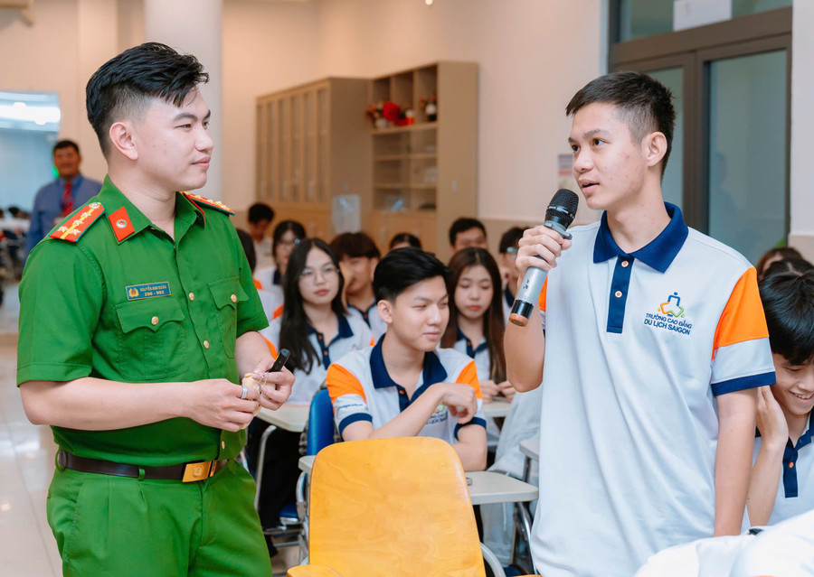 Đại úy Nguyễn Anh Quân - Phòng Cảnh sát Hình sự Công an TPHCM tuyên truyền tại Trường CĐ Du lịch Sài Gòn. 