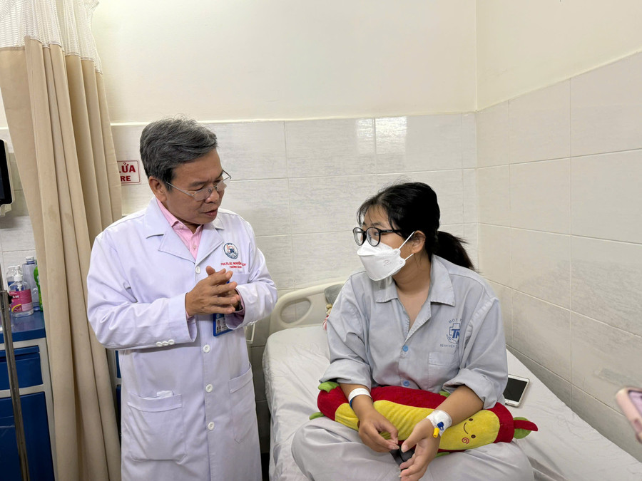 PGS.TS Nguyễn Bách, Trưởng khoa Nội thận – Lọc máu, Bệnh viện Thống Nhất đang thăm khám cho bệnh nhân. z7094553737952-6ce0b9c7b6811c8829c477a2f5c9e791.jpg