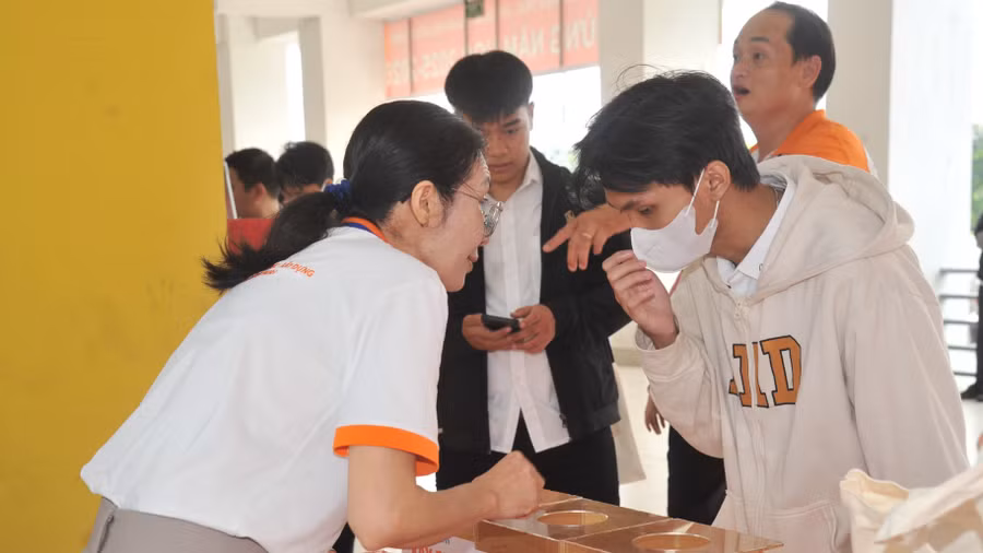 Tân sinh viên Trường Cao đẳng Kiến trúc - Xây dựng TPHCM đến làm thủ tục nhập học. 