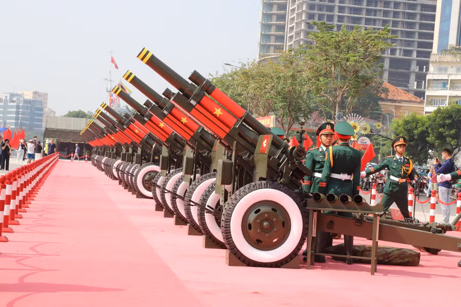 15 khẩu đại bác được vận chuyển từ Đồng Nai tới TPHCM để lực lượng pháo lễ bắt đầu tập luyện từ sáng 8/4.