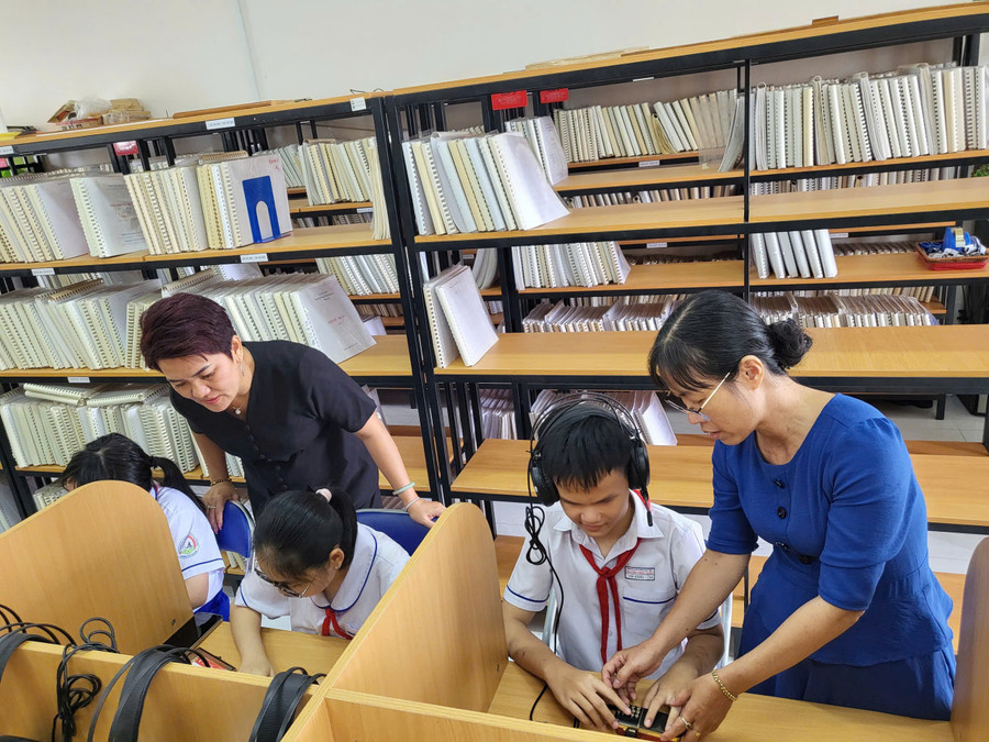 Bà Nguyễn Thị Thanh Huệ, Hiệu trưởng Trường PTĐB Nguyễn Đình Chiểu cùng giáo viên đang hướng dẫn cho học sinh. z7121867836392-4a50a7845dac0699bb07377a425a739f.jpg