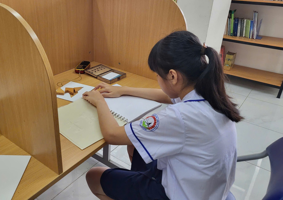 Thư viện có nhiều sách tham khảo, truyện cổ tích, truyện đọc. z7121867810241-851a028239a55ab43b0dd7bffbc8add8.jpg