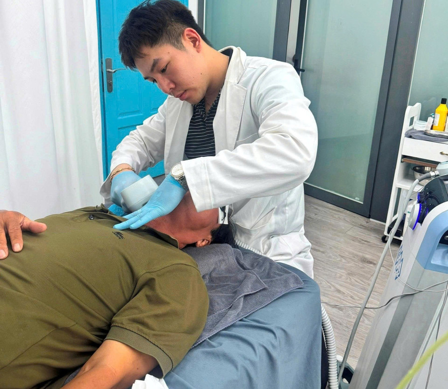 Võ Văn Đức giả làm bác sĩ khám cho khách hàng. (Ảnh: CACC) 1000148354.jpg