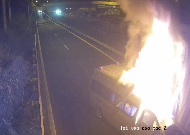Xe cứu thương bốc cháy lúc 00h14 ngày 18/12. 