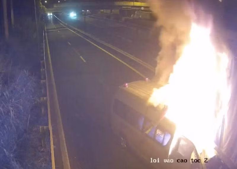 Xe cứu thương bốc cháy lúc 00h14 ngày 18/12. 
