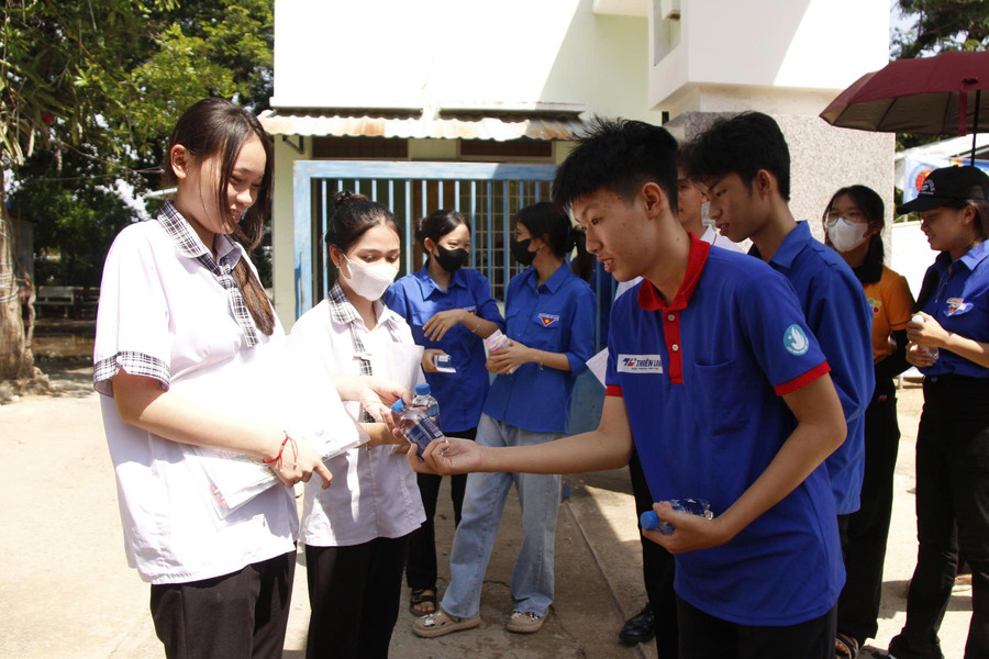 Tình nguyện viên phát nước cho các bạn thí sinh. 3c2d61833262853cdc73.jpg