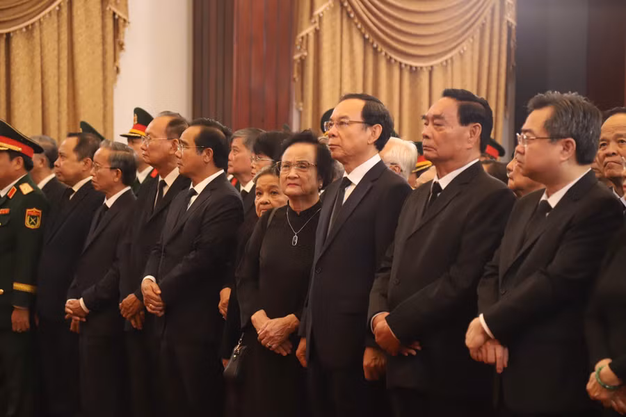 Bí thư Thành uỷ TPHCM Nguyễn Văn Nên, Chủ tịch UBND TPHCM Nguyễn Văn Được cùng các lãnh đạo TPHCM viếng nguyên Chủ tịch nước Trần Đức Lương.