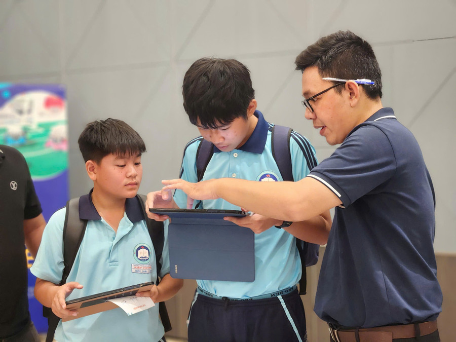 Học sinh được hướng dẫn trải nghiệm nhiều mô hình thú vị tại sự kiện. d7ac5284e8fa5da404eb.jpg