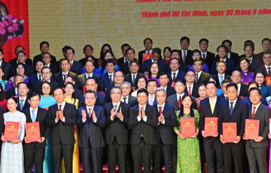 Thường trực Thành ủy TPHCM chúc mừng 168 Bí thư phường, xã, đặc khu. (Ảnh: Việt Dũng) thuong-truc-thanh-uy-tphcm-chuc-mung-168-bi-thu-phuong-xa-dac-khu.jpg