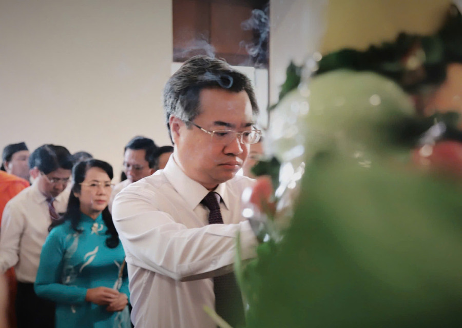 Trưởng đoàn - Phó Bí thư Thường trực Thành ủy TPHCM Nguyễn Thanh Nghị dâng hương tại Bảo tàng Hồ Chí Minh. 6cee9d75d154640a3d45.jpg