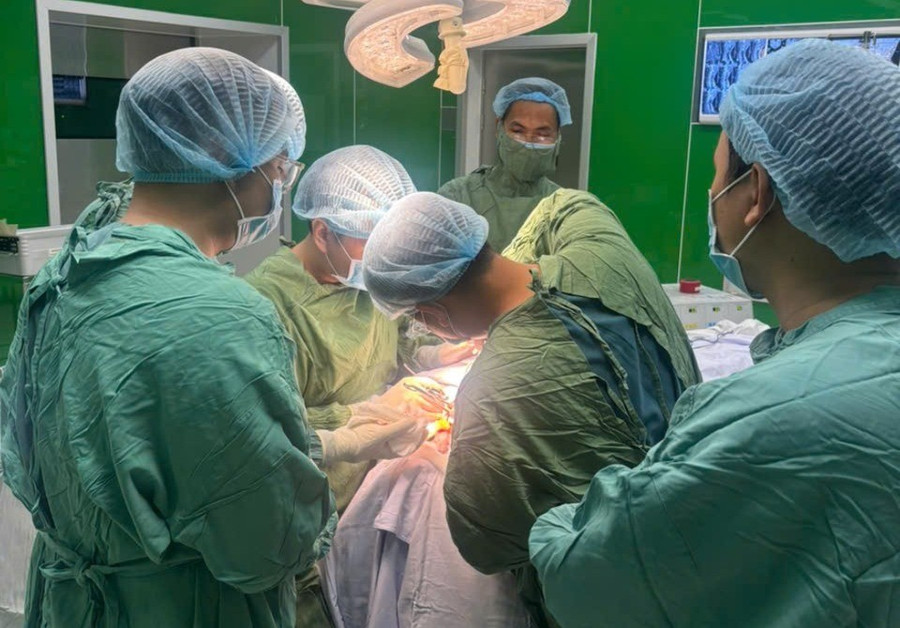 Ekip thực hiện phẫu thuật. 