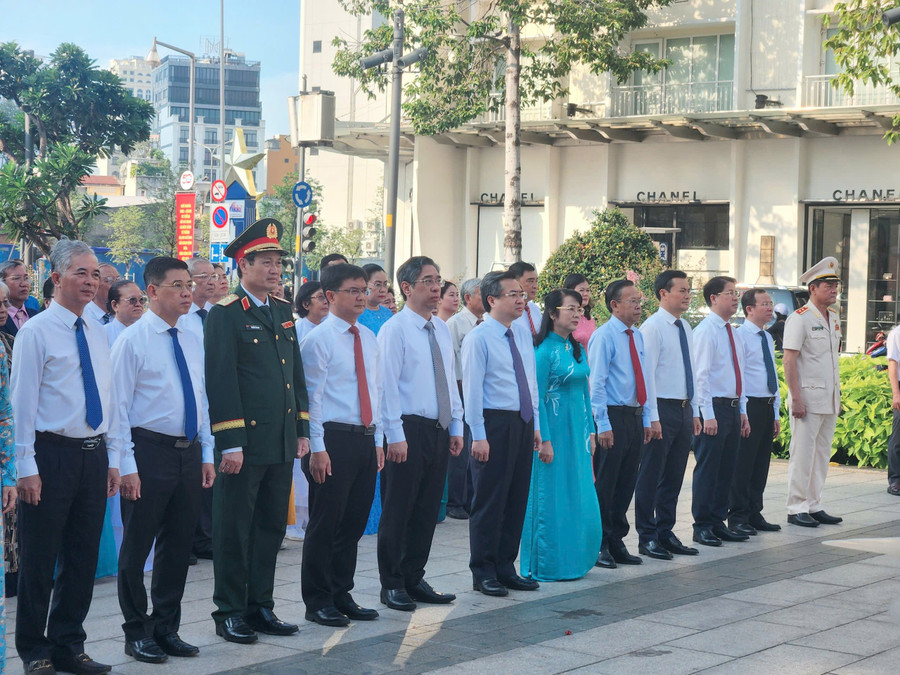 Đoàn đại biểu dâng hoa tại Công viên Tượng đài Chủ tịch Hồ Chí Minh (đường Nguyễn Huệ, Quận 1). 51e08942c563703d2972.jpg