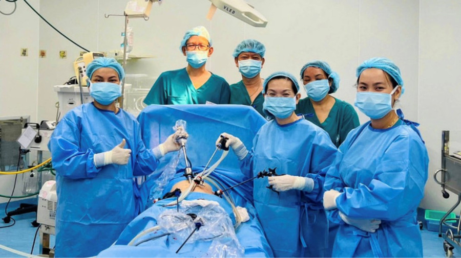 Ekip phẫu thuật nội soi cấp cứu cho một trường hợp thai ngoài tử cung bị vỡ.