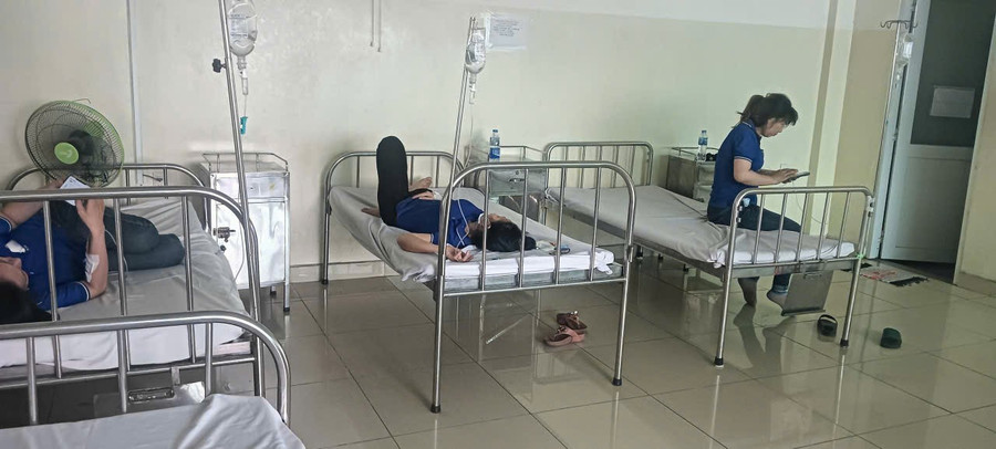 Nhiều công nhân nhập viện sau khi ăn bữa trưa tại công ty. (Ảnh: T.H)