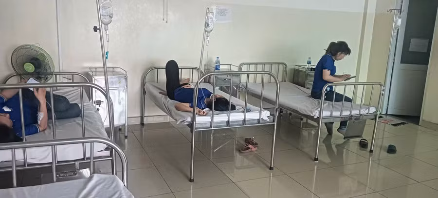 Nhiều công nhân nhập viện sau khi ăn bữa trưa tại công ty. (Ảnh: T.H)