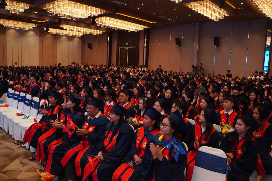 Đây là năm đầu tiên DHV trao bằng cho các học viên cao học, đánh dấu bước tiến mới trong sứ mệnh đào tạo nguồn nhân lực chất lượng cao cho xã hội. nnd05013.jpg