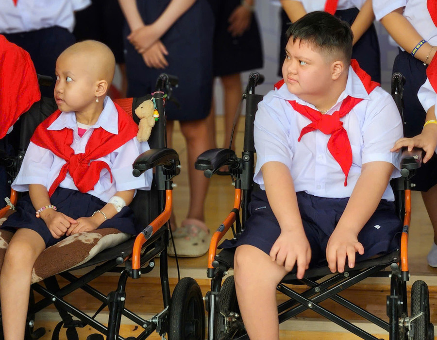 Lớp học Hoa Hướng Dương tại Bệnh viện Ung Bướu TPHCM không chỉ là nơi truyền đạt kiến thức Toán, Tiếng Việt, mà còn là một minh chứng sống động cho tinh thần hiếu học và nghị lực sống phi thường. ae1f75d314fd9fa3c6ec-2.jpg