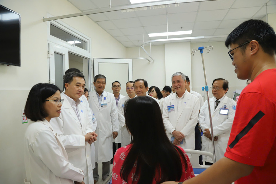 Thứ trưởng Bộ Y tế Trần Văn Thuấn thăm sản phụ người Singapore. 6255e336f4d0408e19c1.jpg
