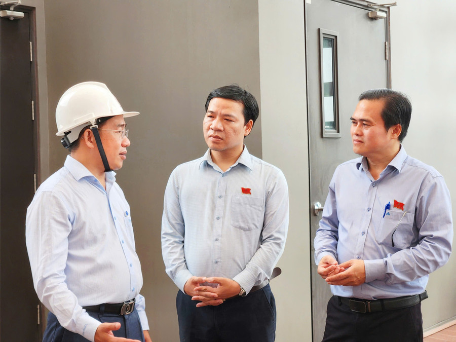 Đoàn khảo sát do ông Cao Thanh Bình (bìa phải) làm trưởng đoàn. Ảnh: Lâm Ngọc