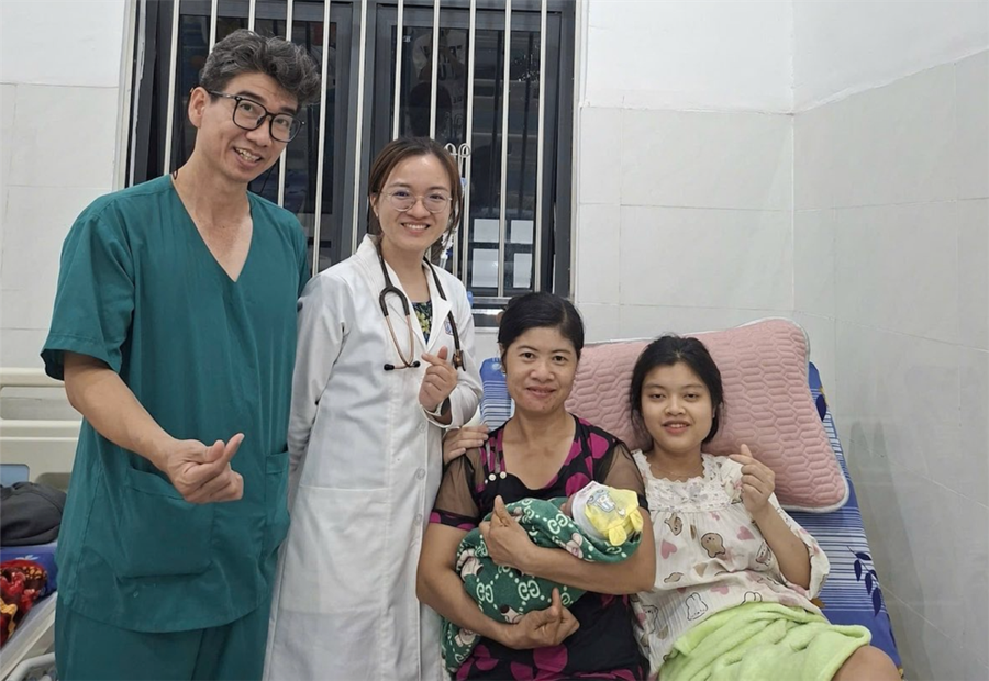 Sản phụ được ekip y, bác sĩ Bệnh viện Hùng Vương đỡ sinh tại Côn Đảo. (Ảnh: SYT) img202509253225406812-109202523.png