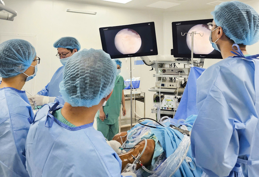 Các bác sĩ thực hiện phẫu thuật cho bệnh nhân. (Ảnh: BVCC)