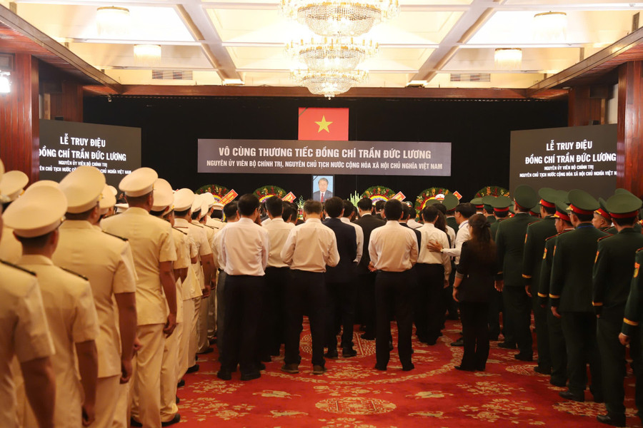 Lễ truy điệu nguyên Chủ tịch nước Trần Đức Lương tại Hội trường Thống Nhất (TPHCM). (Ảnh: Lâm Ngọc). 8a3d588f2375962bcf64.jpg