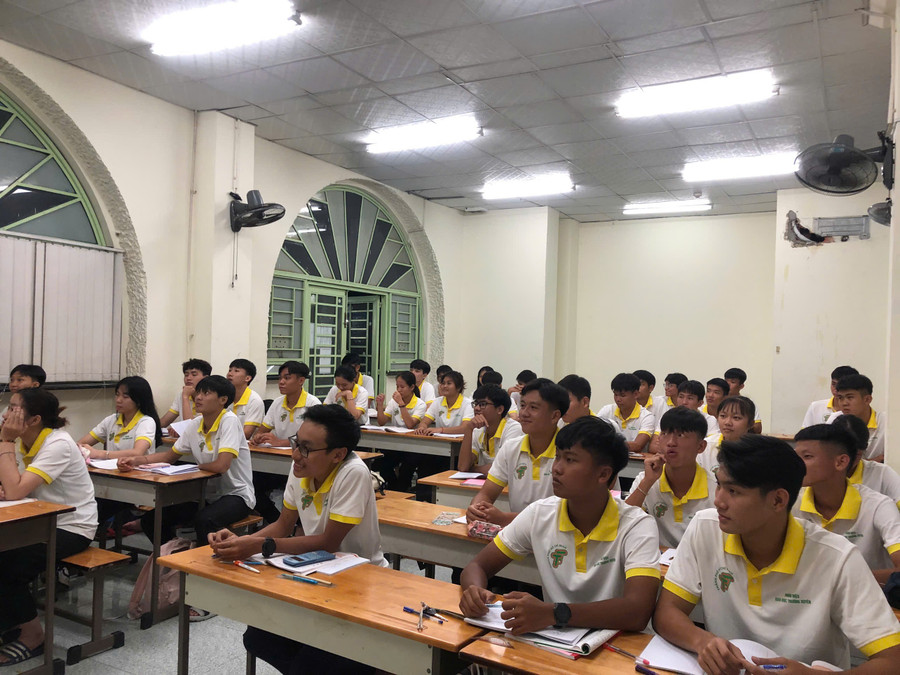 Học sinh lớp 12 tại Phân hiệu Giáo dục thường xuyên Trung tâm Huấn luyện và Thi đấu Thể dục Thể thao.