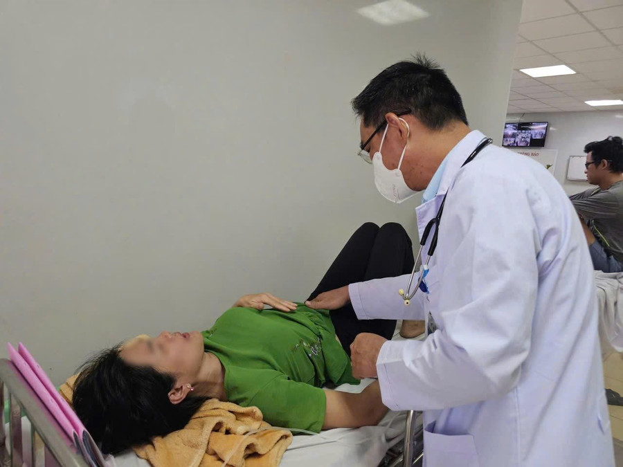 Bác sĩ thăm khám cho nạn nhân. 