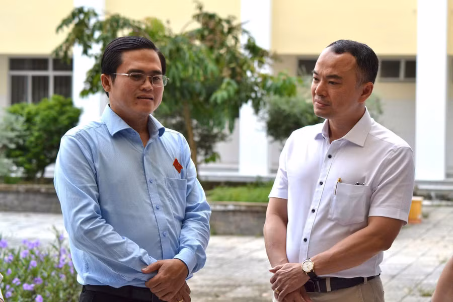 Ông Cao Thanh Bình - Trưởng Ban Văn hóa - Xã hội HĐND TPHCM và ông Vương Đình Bảo Anh - Phó Giám đốc Bệnh viện Từ Dũ tại Trung tâm y tế khu vực Cần Giờ.