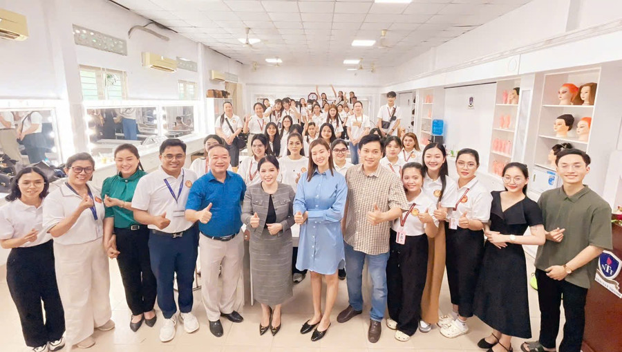 Thầy Long (áo xanh) cùng đồng nghiệp và học sinh của Trường Trung cấp Nguyễn Tất Thành. db14a375a6ba13e44aab.jpg