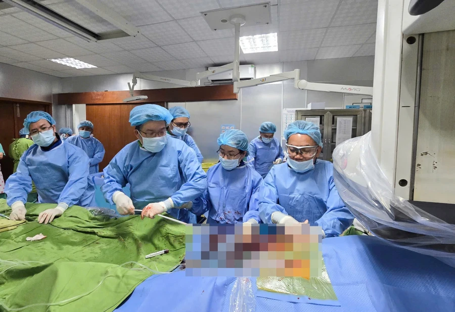 Các bác sĩ thực hiện phẫu thuật. (Ảnh: BVCC)