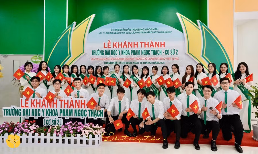 Sinh viên Trường Đại học Y khoa Phạm Ngọc Thạch tại lễ khánh thành cơ sở 2.