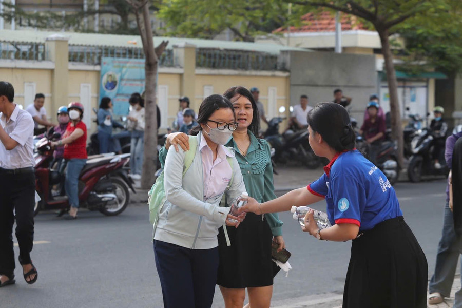 Tất cả các điểm thi đều có đội ngũ tình nguyện viên hỗ trợ. 88830ee20303b45ded12-1.jpg