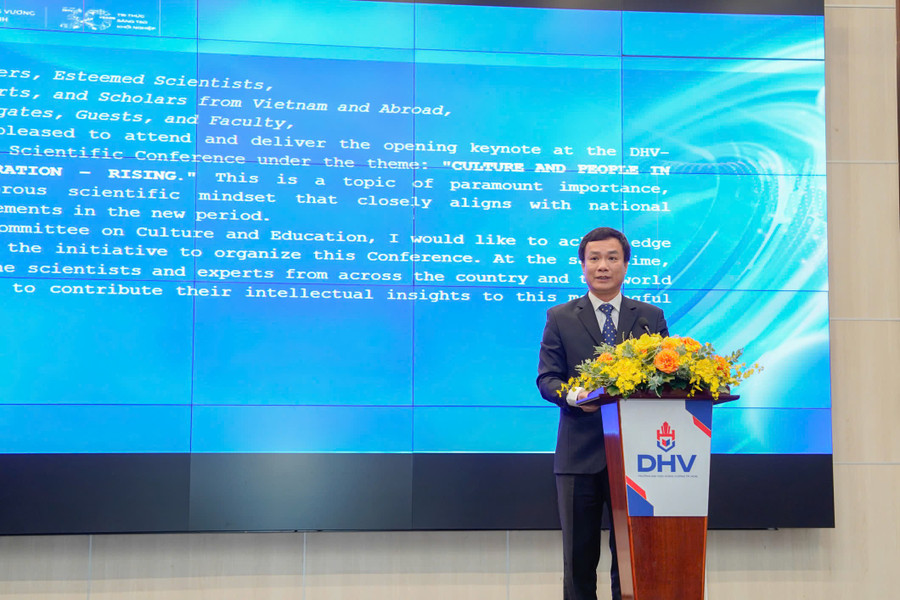 PGS.TS Triệu Thế Hùng - Phó Chủ nhiệm Ủy ban Văn hóa, Giáo dục của Quốc hội phát biểu chỉ đạo tại hội nghị.