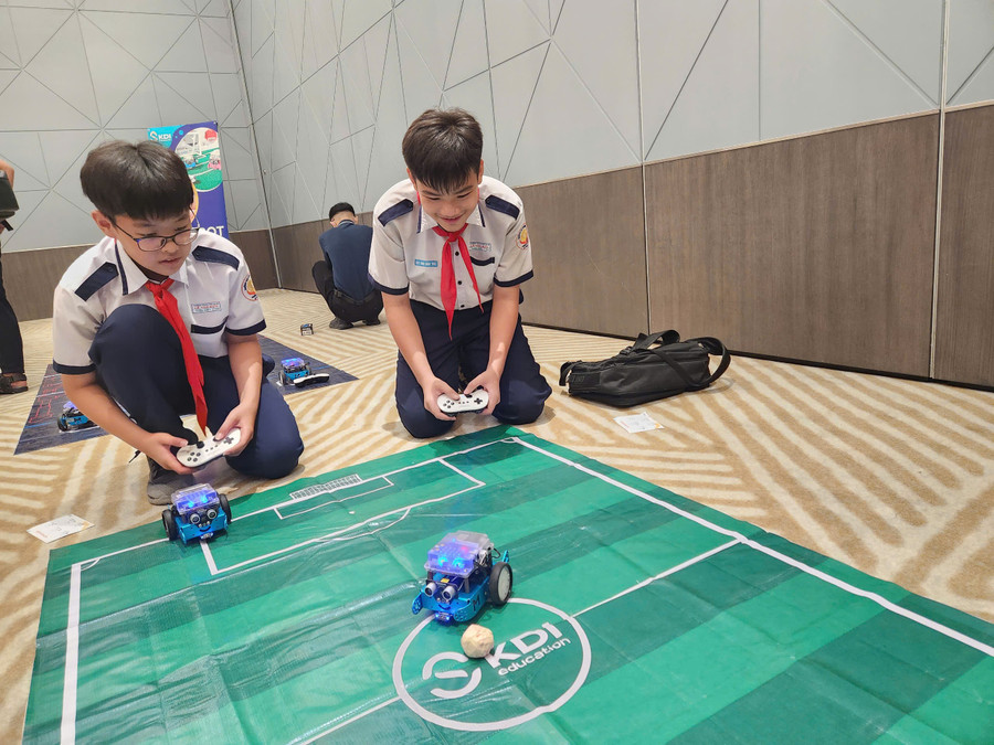 Nguyễn Thanh Thức (trái) cùng bạn trải nghiệm điều khiển robot. 88a09f9d25e390bdc9f2.jpg