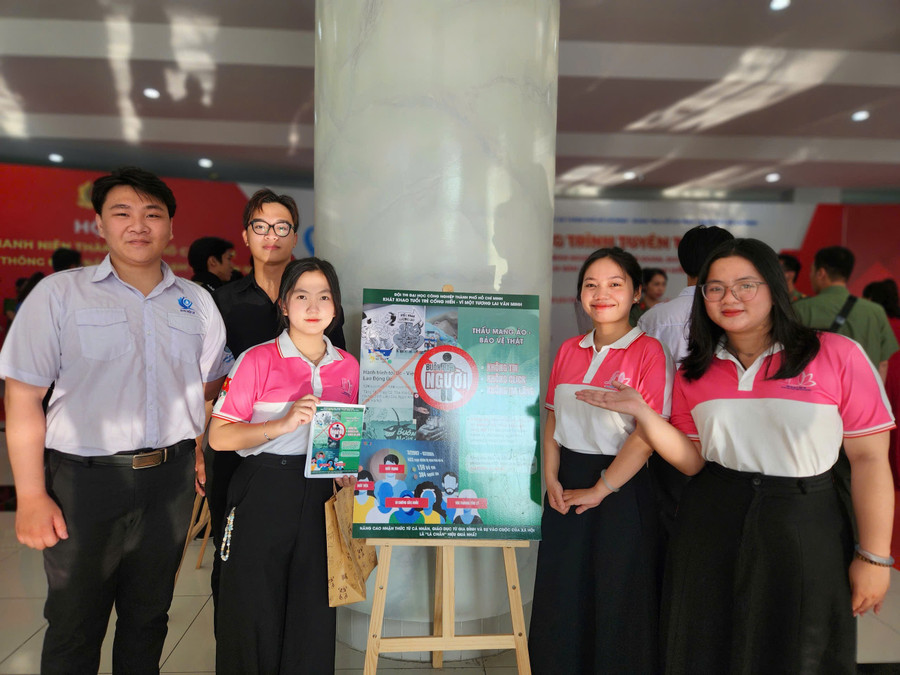 Đội dự thi của Trường Đại học Công Nghiệp TPHCM.